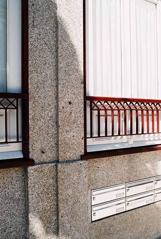 Pormenor da fachada recomposta em edifício reabilitado no Porto.