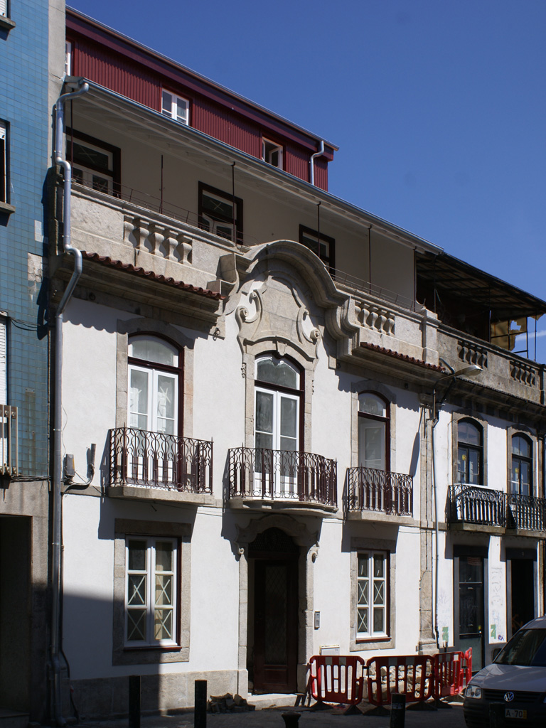 Fachada de edifício de apartamentos em Mértires da Liberdade.