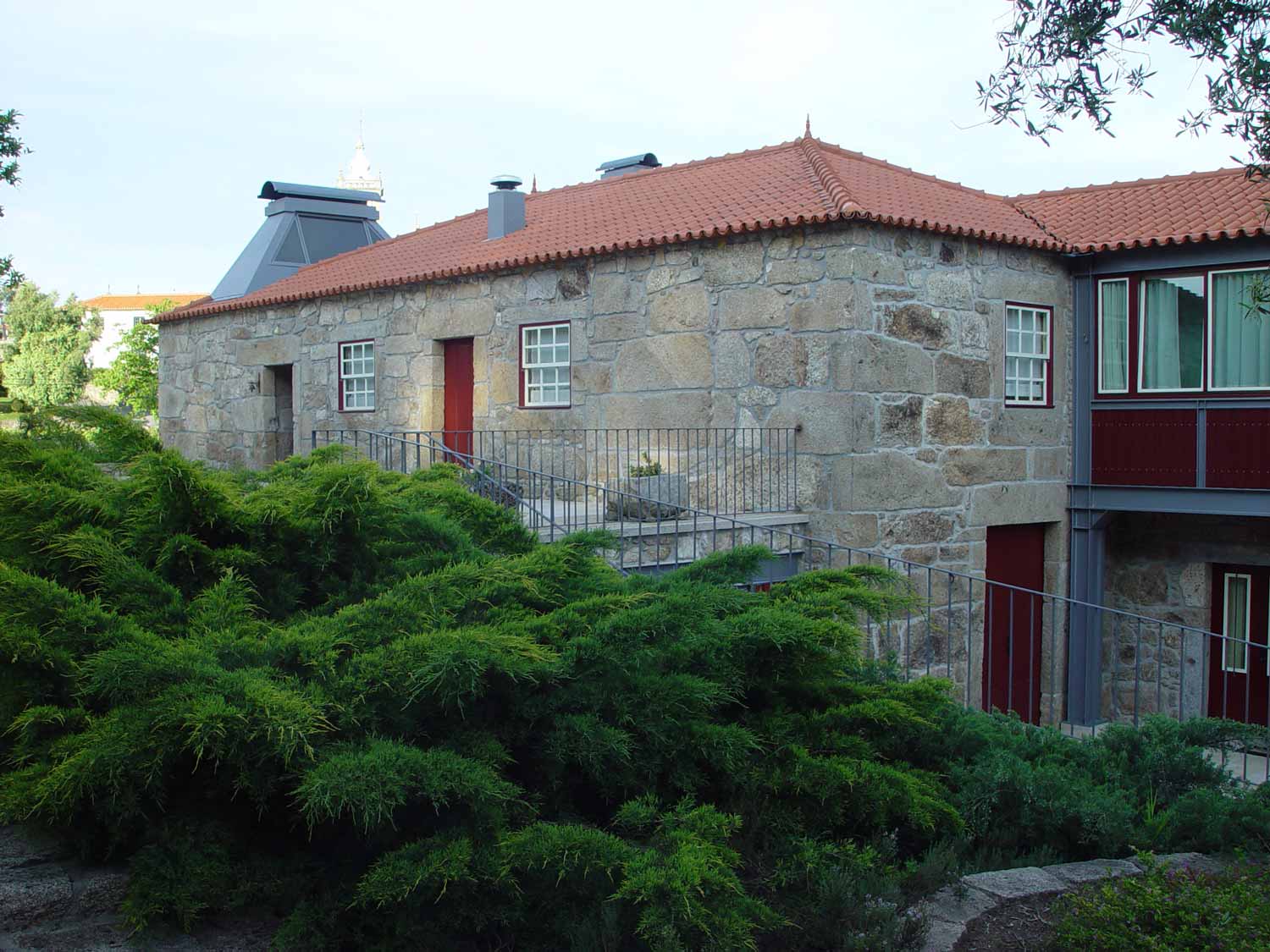 Casa no Pico de Regalados - Vista da fachada do edifício original após reabilitação.