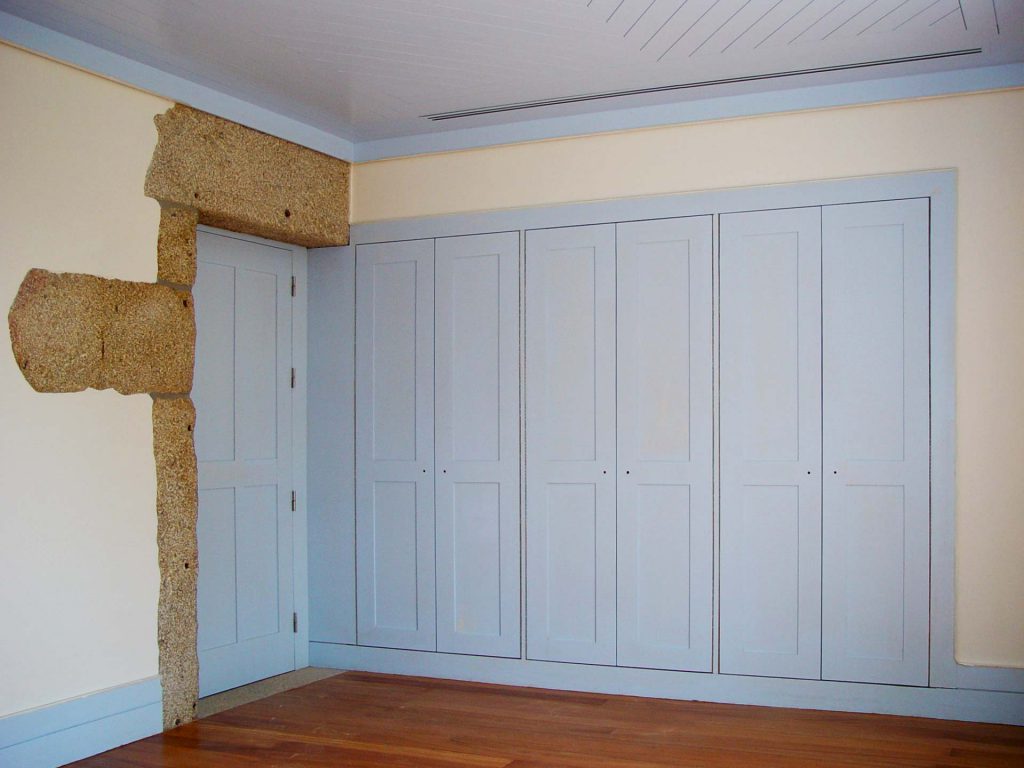 Casa no Pico de Regalados - Vista do pormenor da entrada num quarto - relação do roupeiro com a porta de entrada no quarto.