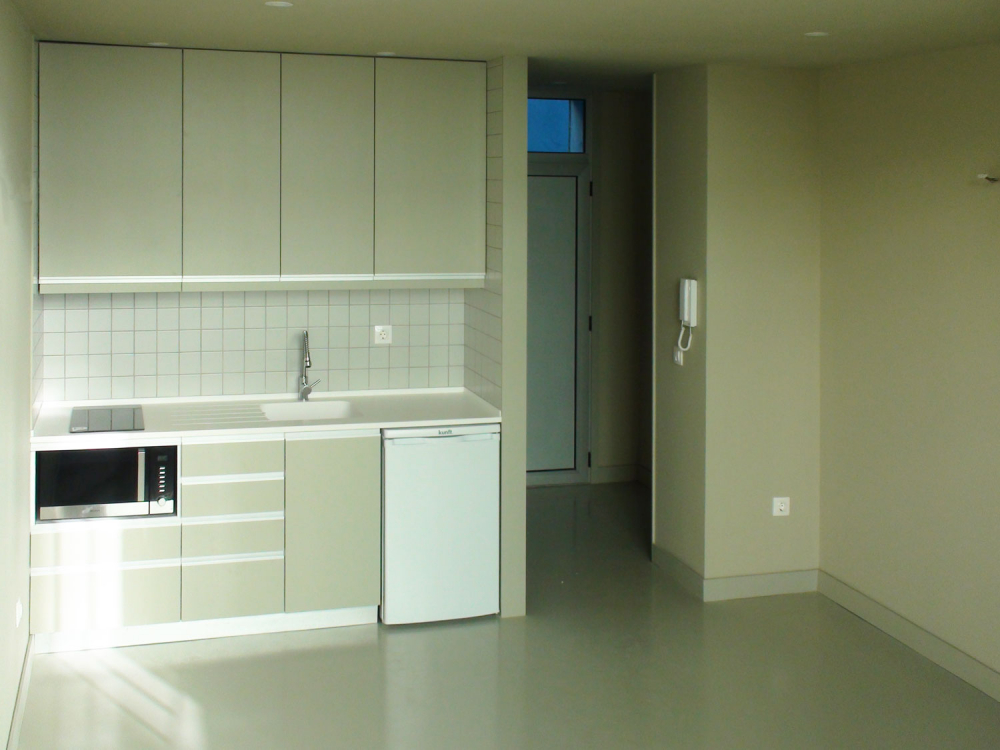Entrada no apartamento e cozinha