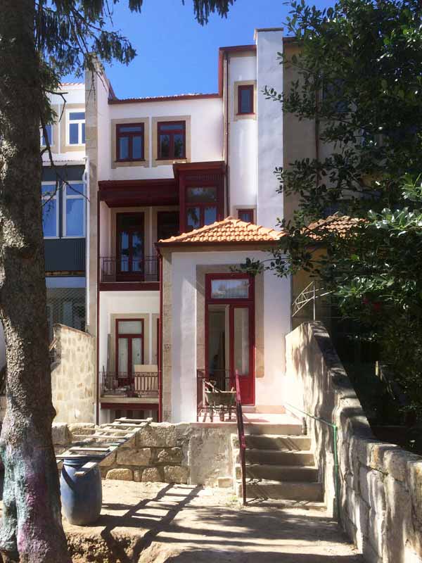 Apartamentos em Álvares Cabral - Vista do alçado tardos durante a obra de reabilitação