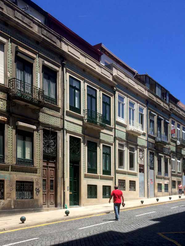 Apartamentos em Álvares Cabral - Vista frontal da fachada do edifício