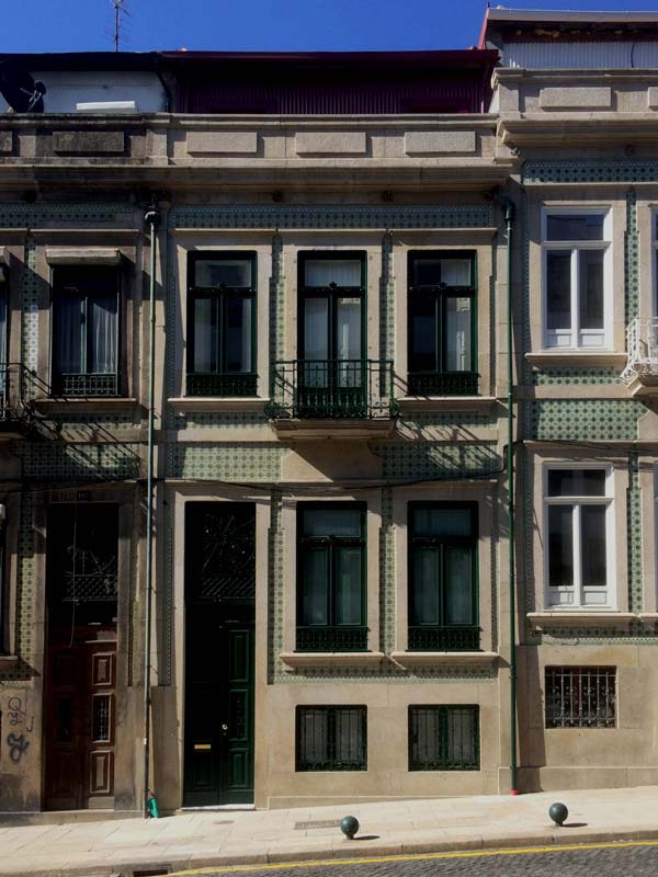 Fachada reabilitada de edifício convertido em sete apartamentos, na Rua Álvares Cabral, no Porto.