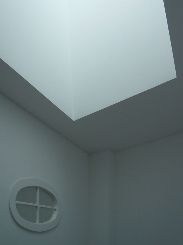 Pormenor da iluminação natural de caixa de escadas em edifício reabilitado, Porto.