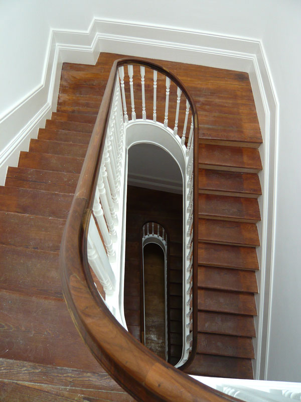 Reabilitação de escadas esxistentes, de acesso aos apartamentos de prédio reabilitado, na Rua do Rosário, Porto.
