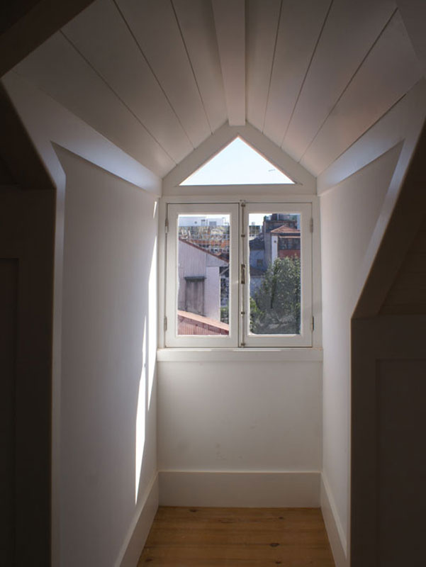 Sala de estar em vão do telhado em edifício reabilitado, rua do Rosário, Porto