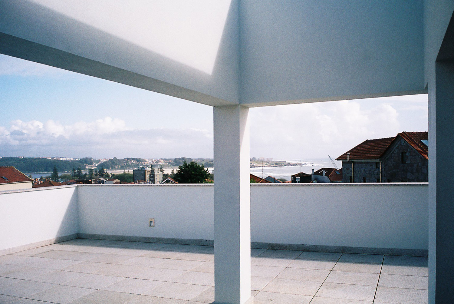 Vista sobre a Foz do Douro a partir do pátio da cobertura da moradia na Rua da Trinitária, Porto.