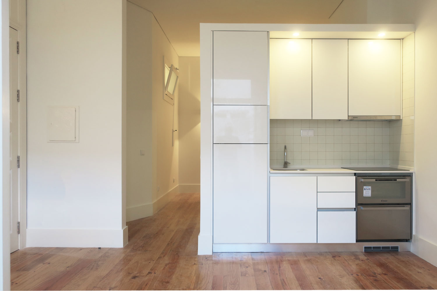 Vista da sala, com cozinha integrada, de apartamento turístico na Rua de Álvares Cabral, no Porto.