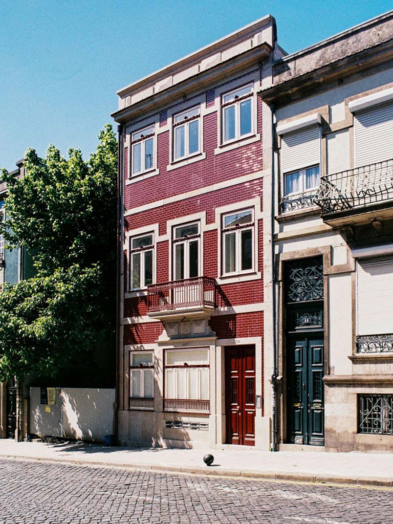 Edifício reabilitado em Álvares Cabral