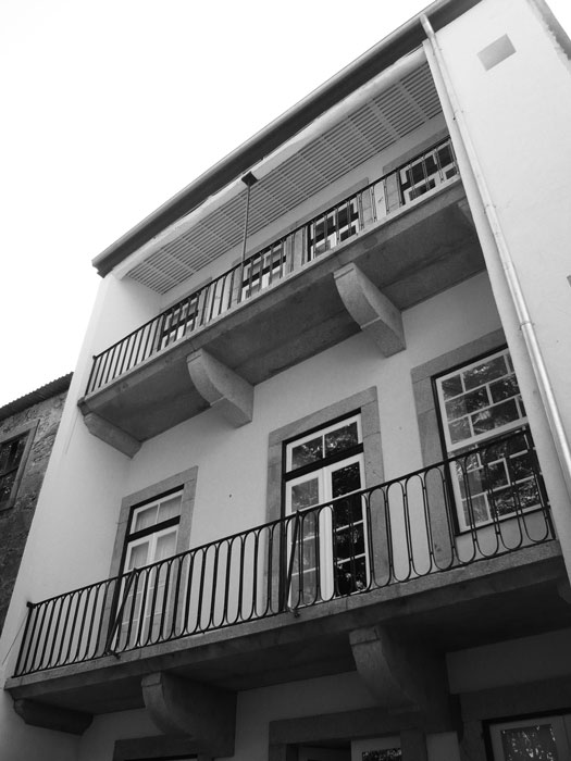 Fachada reabilitada em edifício em Mártires da Liberdade - Alçado tardoz