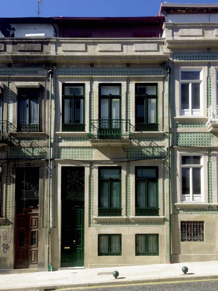 Apartamentos em Álvares Cabral - Vista frontal da fachada do edifício de Álvares Cabral
