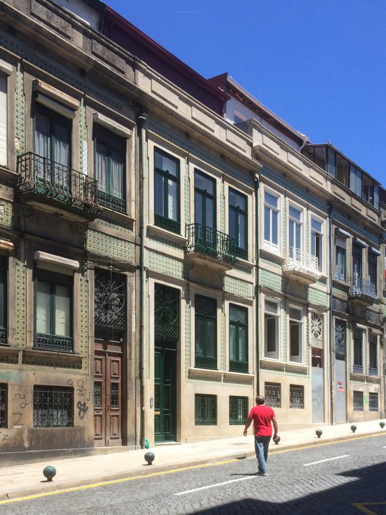 Apartamentos em Álvares Cabral - Fachada do edifício
