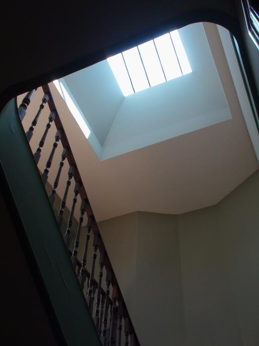 Apartamentos em Álvares Cabral - Vista da claraboia sobre escadas de acesso aos apartamentos