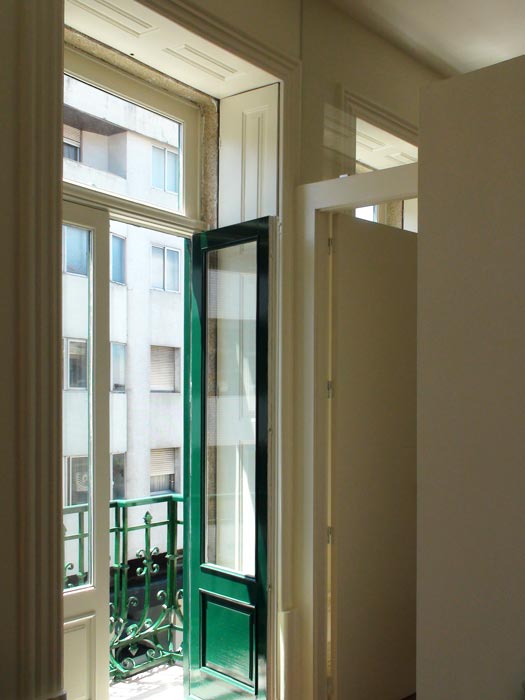Apartamentos em Álvares Cabral - Vista interior da sala sobre o exterior