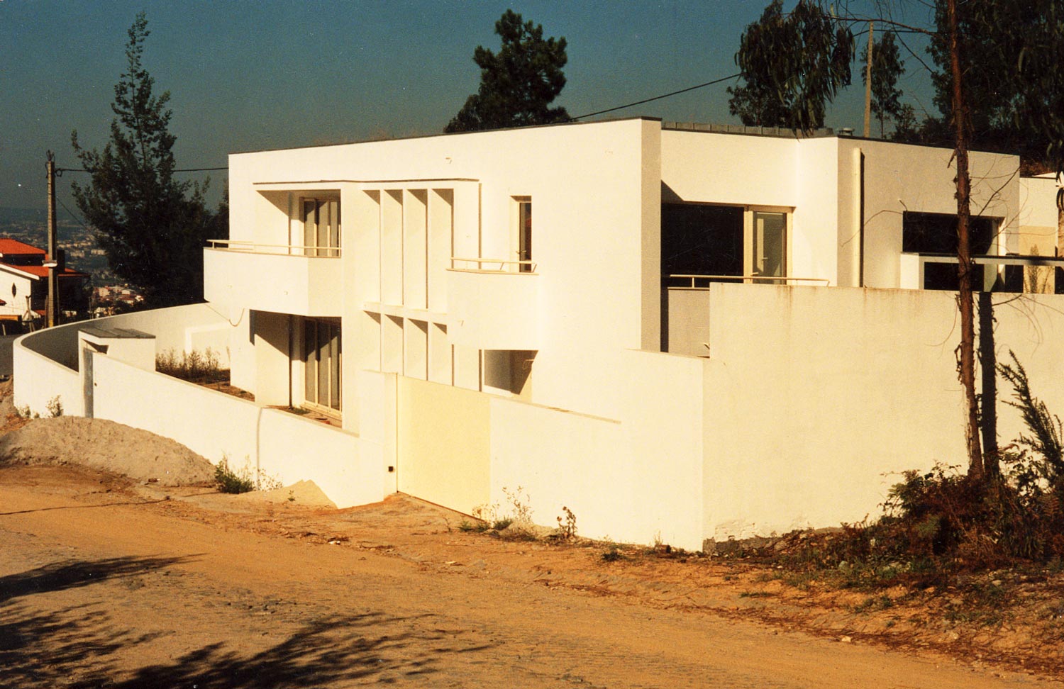 Casa no monte da virgem - Vista geral da fachada voltada à rua