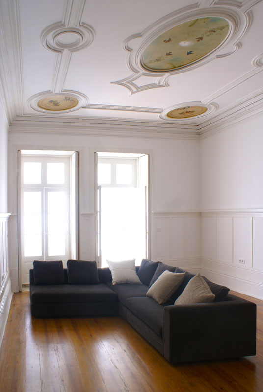 Edifício de apartamentos reabilitado - Pormenor do lambrim e tectos com estuques decorativos originais na edifício de apartamentos da Rua do Almada