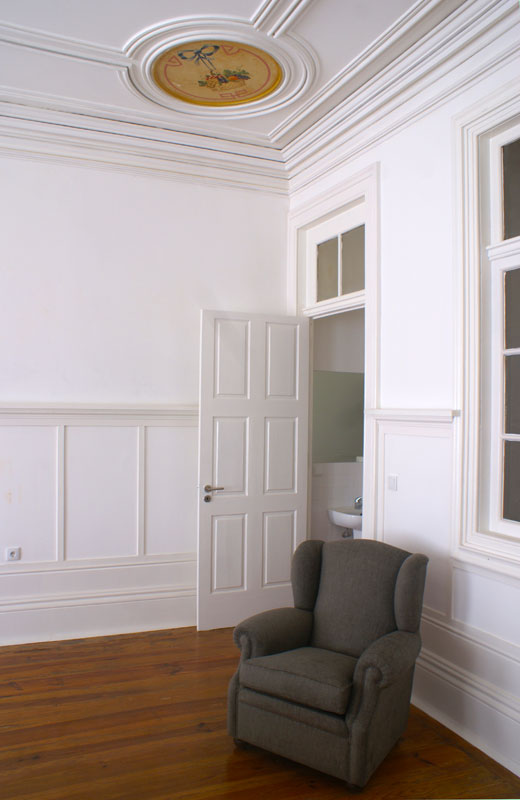Edifício de apartamentos reabilitado - Vista da sala comum de um apartamentos do edifício da Rua do Almada - Porto