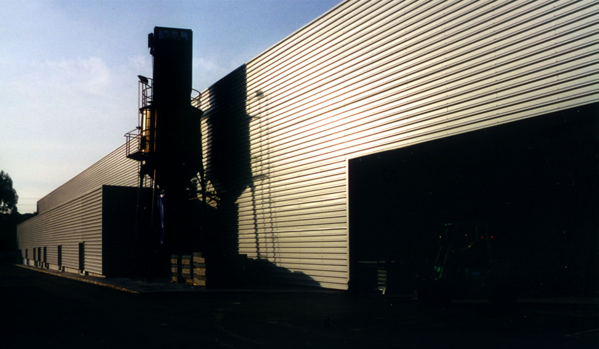 Edifício industrial - Vista da fachada tardoz e do silo