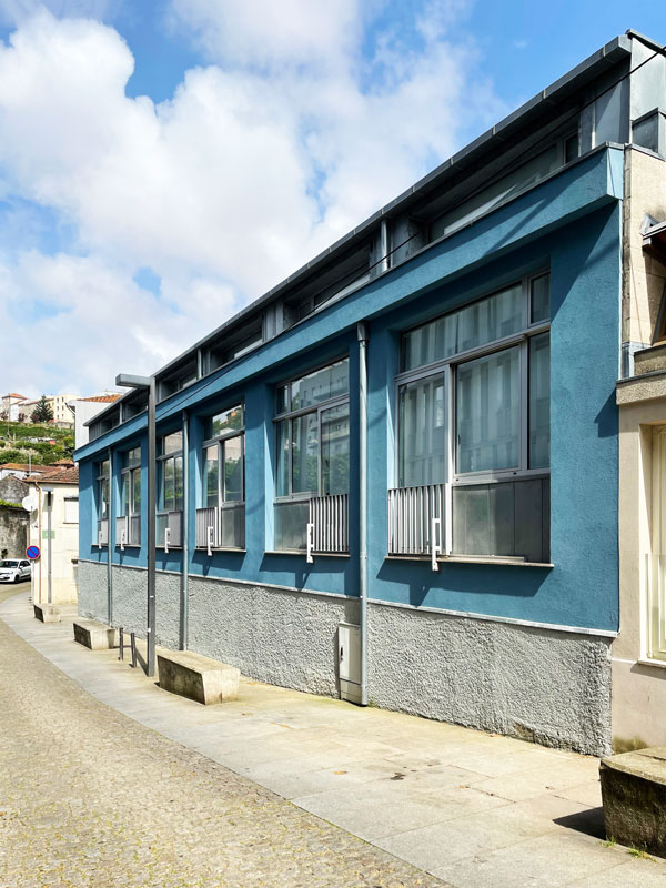 Reconversão de oficina em apartamentos - Fachada do edifício convertido em apartamentos duplex