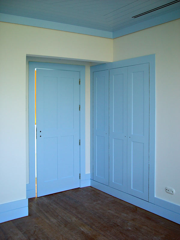 Pormenor de carpintaria e de pintura de quarto