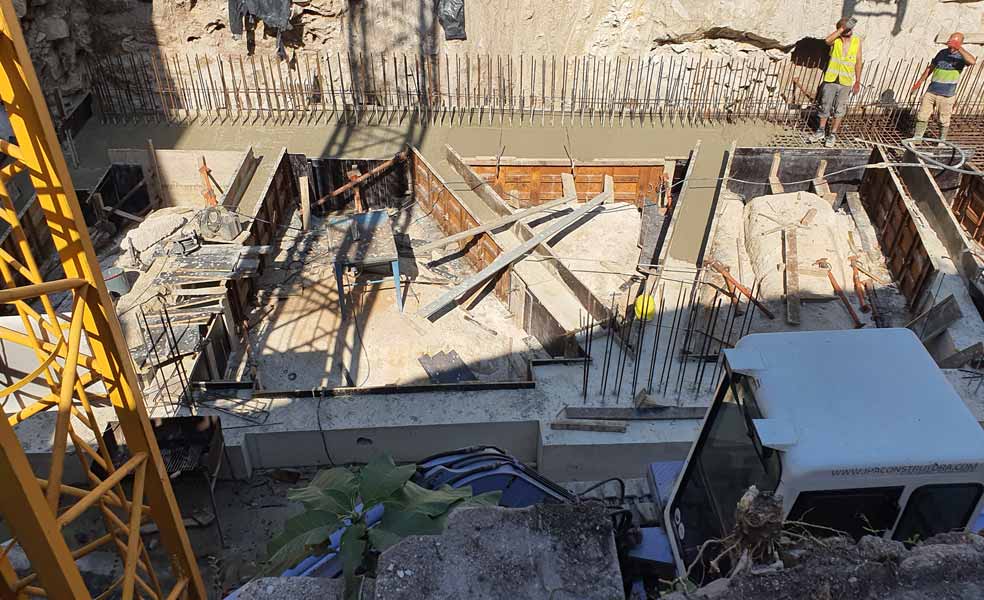 Reabilitação e ampliação de edifício no Bonjardim- Vista da fundação do novo volume a construir justaposto ao edifício existente.