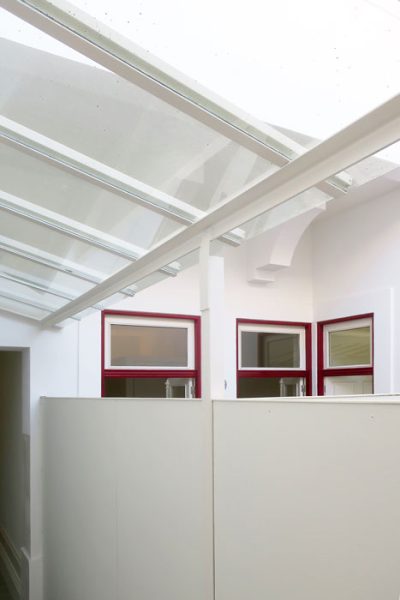 9 apartamentos na Rua Álvares Cabral - Pormenor da cobertura do corredor de acesso aos apartamentos turísticos em Álvares Cabral, Porto.