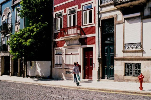Edifício reabilitado em Álvares Cabral - vista da fachada da rua