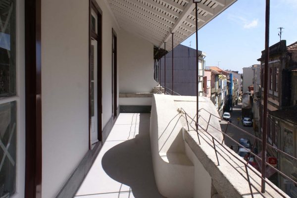 Varanda em edifício remodelado em Mártires da Liberdade - Vista de varanda de apartamento