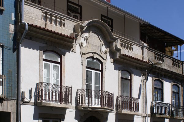 Fachada de edifício de apartamentos em Mértires da Liberdade.