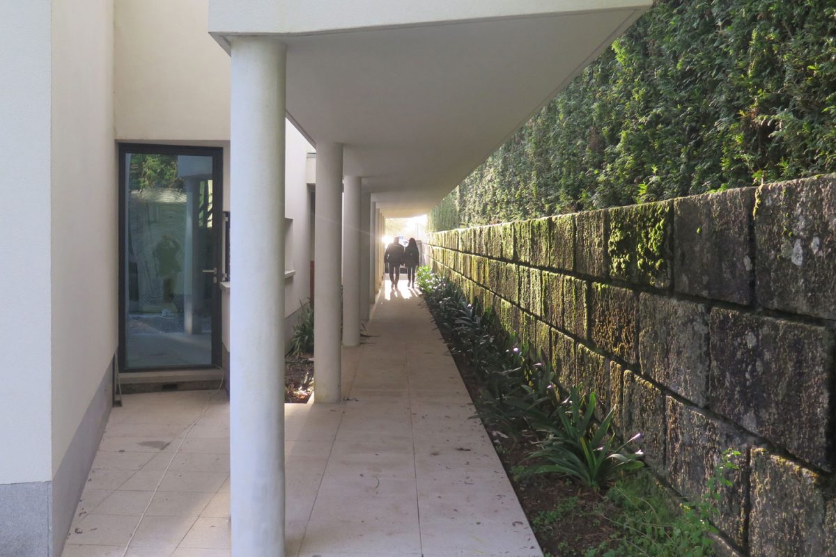 Acesso exterior ao jardim, à cozinha e ao estacionamento automóvel.