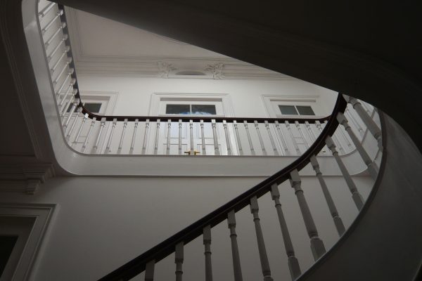 Escadas de distribuição do edifício na rua do almada