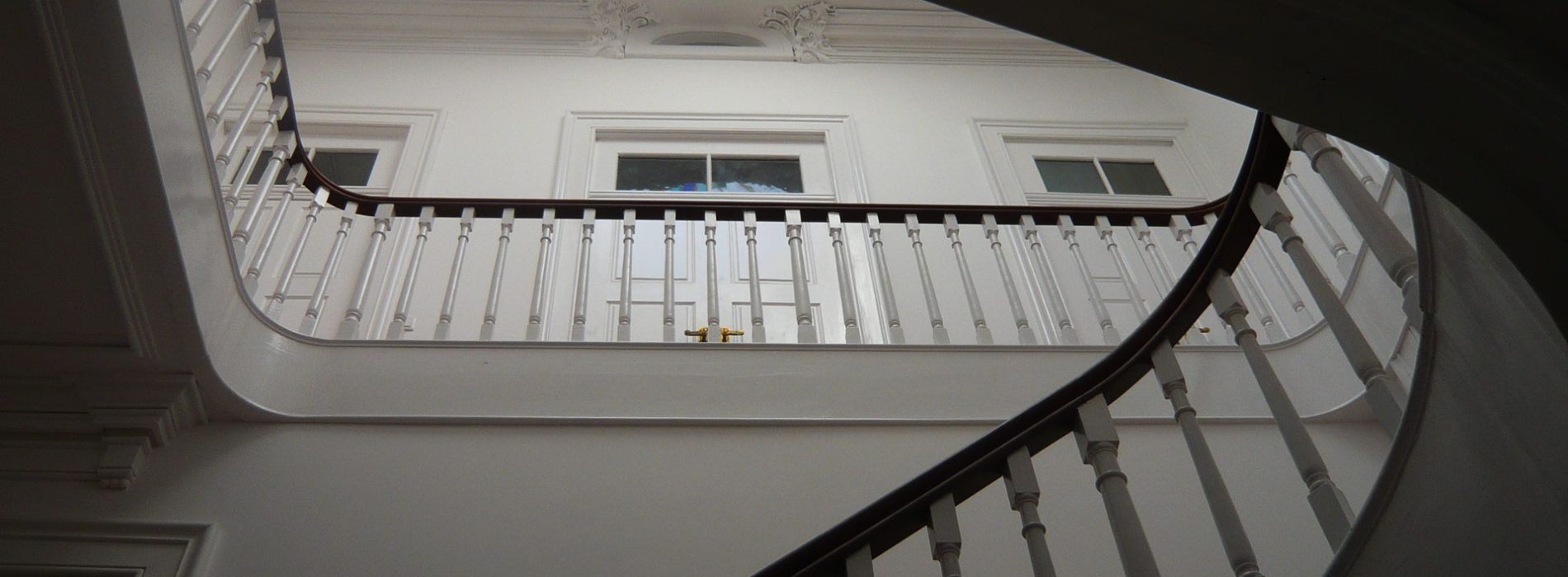 Escadas de distribuição do edifício na rua do almada