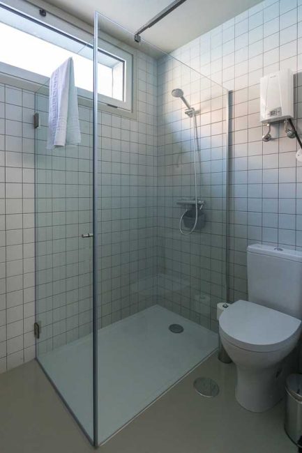 Building reconversion into duplex apartments - Bathroom view