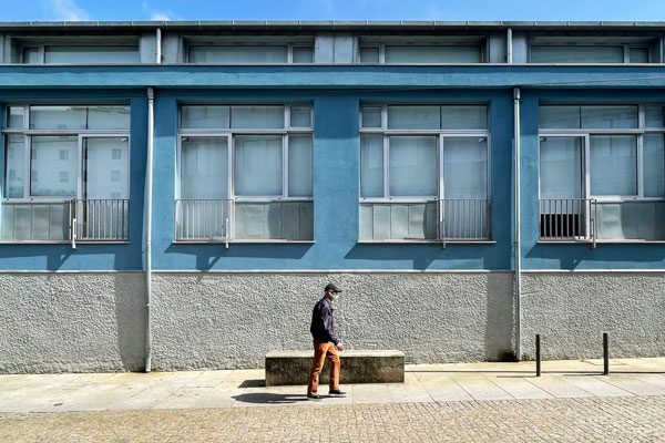 Reconversão de oficina em apartamentos - Fachada principal do edifício reconvertido em apartamentos