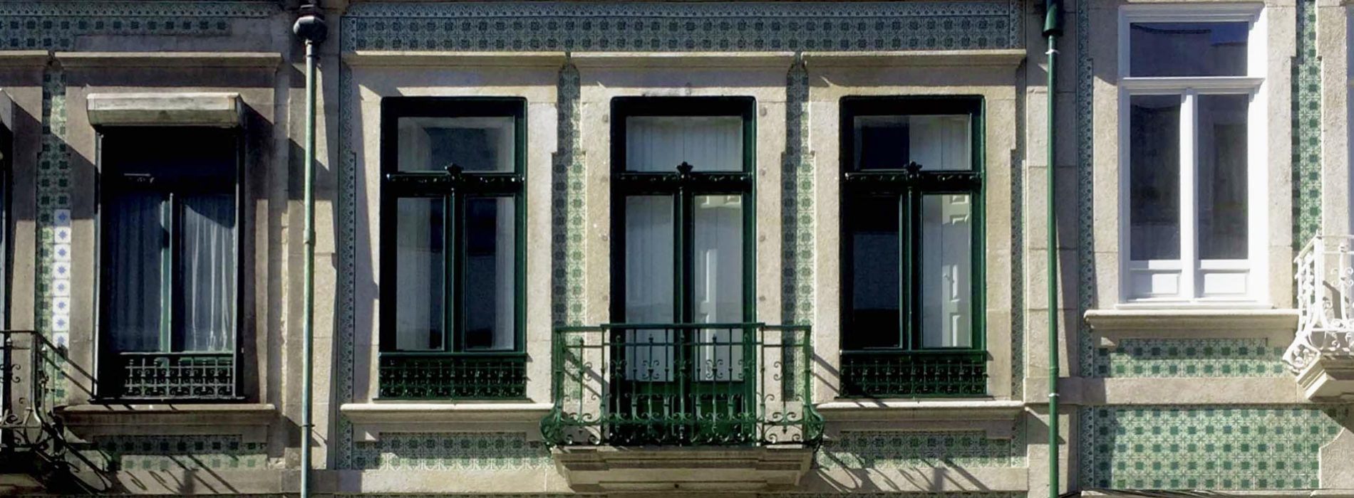 Apartamentos em Álvares Cabral - Detalhe da fachada do edifício