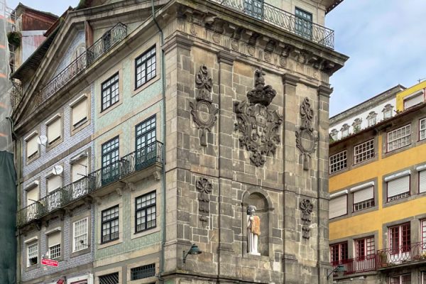 Apartamentos e Comércio na Ribeira - R. S. João - Vista das fachadas do edifício