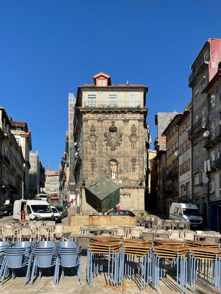 Apartamentos e Comércio na Ribeira - Rua S. João - Vista da fachada do edifício sobre a Praça da Ribeira