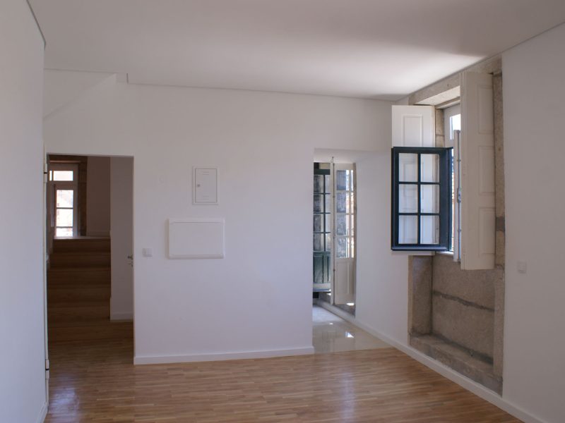 Apartamentos e Comércio na Ribeira - Rua S. João - Vista da sala de um apartamento.