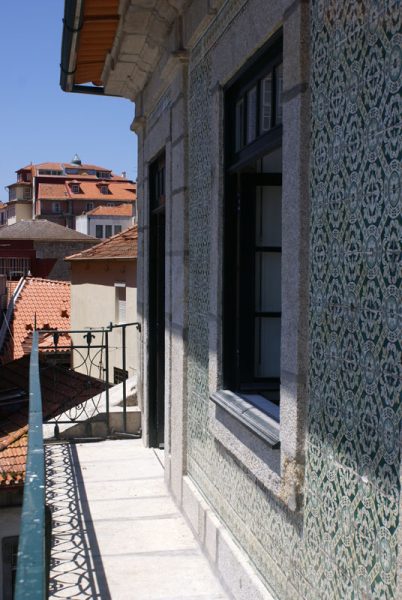 Apartamentos e Comércio na Ribeira - Rua S. João - Vista da varanda sobre a Praça da Ribeira e o casario