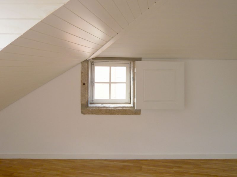 Apartamentos e Comércio na Ribeira - Rua S. João - Vista do quarto no vão do telhado