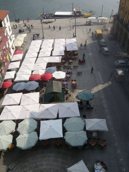 Apartamentos e Comércio na Ribeira - Rua S. João - Vista sobre a Praça da Ribeira