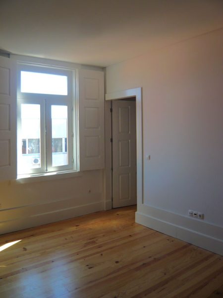 Vista de uma sala de um apartamento