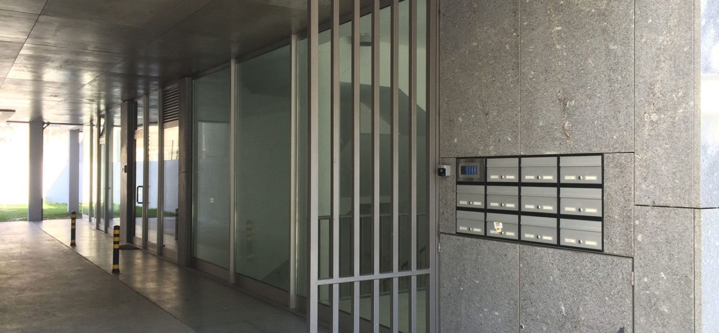 Entrada no edifício de apartamentos no Campo Alegre